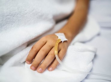 Két ujja roncsolódott a 13 éves szili lánynak