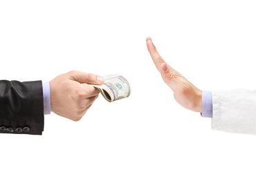 Kilencen buktak le hálapénz elfogadása miatt