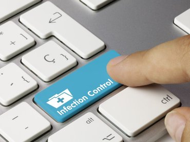 Köhögött, mégis maszk nélkül ellenőrzött a szívsebészeten