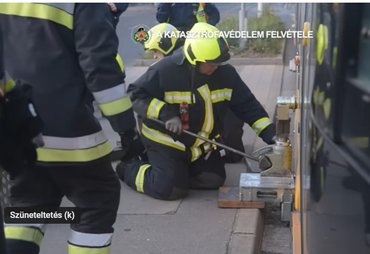 Villamos alól mentettek ki egy elgázolt férfit Budapesten
