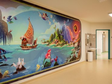 Disney karakterek színesítik a nyíregyházi gyermekosztály falát