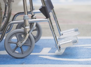 „Önnek megvan mind a két lába, ugye. Ettől boldogabb?”