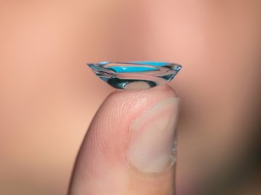 Jóváhagyták a világ első gyógyszert átadó kontaktlencséjét