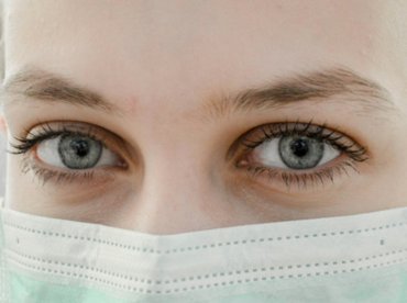 Kínzó csend helyett szivárványos köpeny