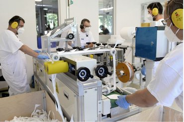 Új maszkgyártó gép kezdte meg működését Budapesten