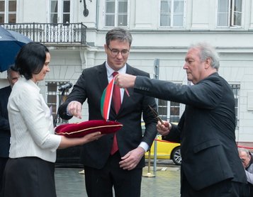 Felavatták az Akadémia székháza előtti idővonalat