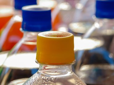 Ezért rögzítik az üdítőitalos palackokhoz a kupakokat