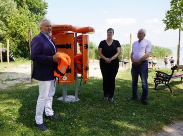 Felállították a tizedik mentőmellényállványt a Balaton partján