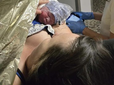 A mentők segítették világra kisfiát