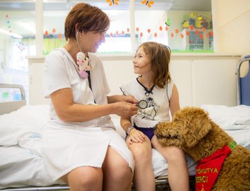 Segítőkutyával gyógyít az orosházi kórház gyermekorvosa