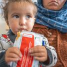 2024. október 8-án a 21 hónapos Noor Bibi, aki súlyos akut alultápláltságban szenved, azonnal felhasználható terápiás ételt eszik az UNICEF által támogatott Qarakoozi közösségi egészségügyi központban Afganisztánban.
