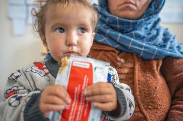 2024. október 8-án a 21 hónapos Noor Bibi, aki súlyos akut alultápláltságban szenved, azonnal felhasználható terápiás ételt eszik az UNICEF által támogatott Qarakoozi közösségi egészségügyi központban Afganisztánban.